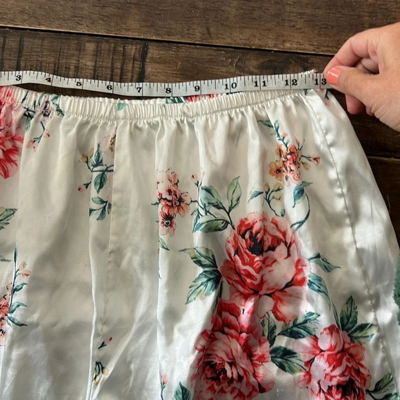 White Silky Sexy Floral Pajamas (Top & Bottom) Size Large - Picture 11 of 13